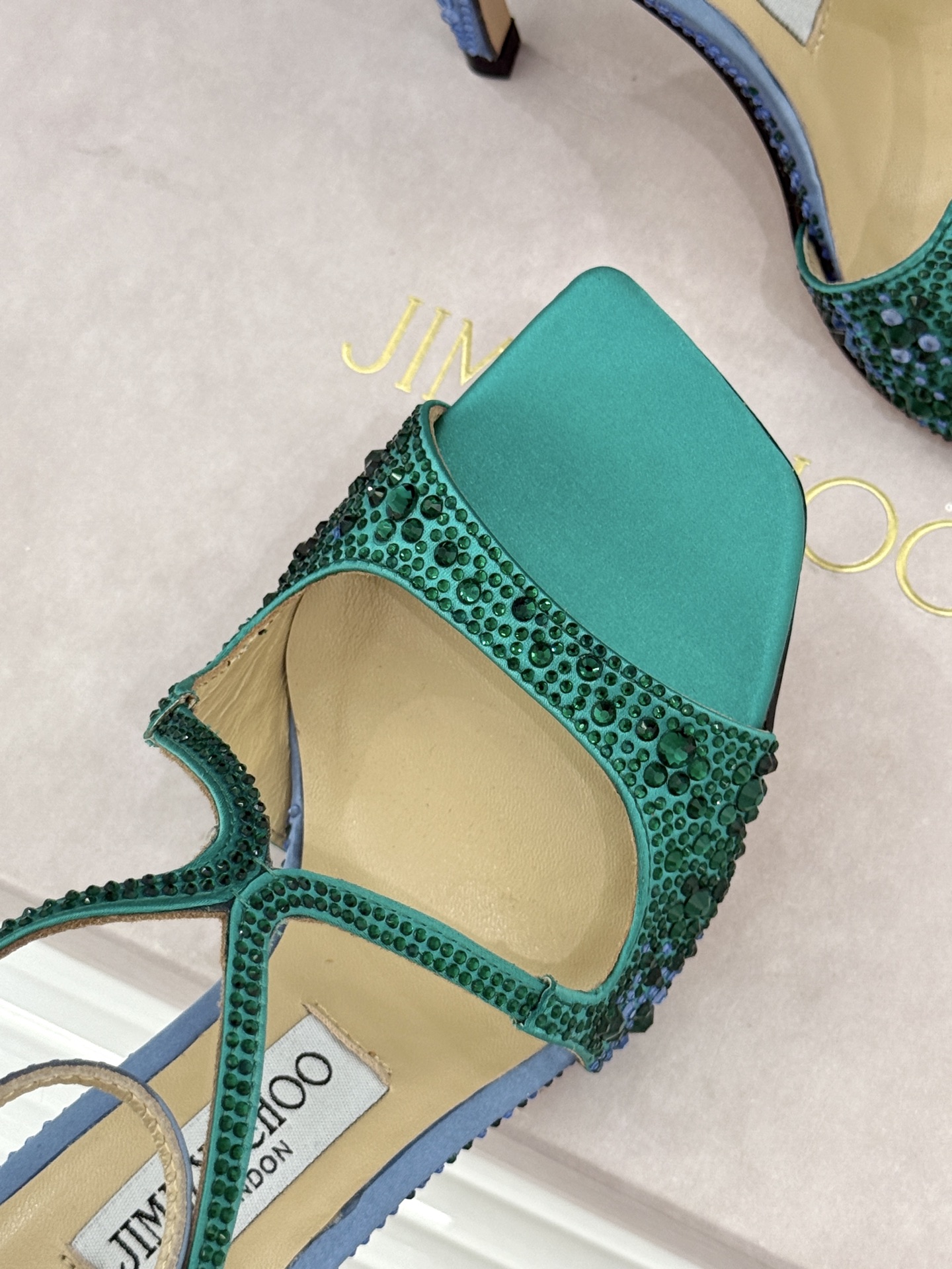 Jimmy Choo/吉米周经典水钻 渐变色露趾鱼嘴高跟凉鞋婚鞋 这款鞋真是婚鞋天花板 水钻渐变超闪耀 鱼嘴露趾衬脚纤细