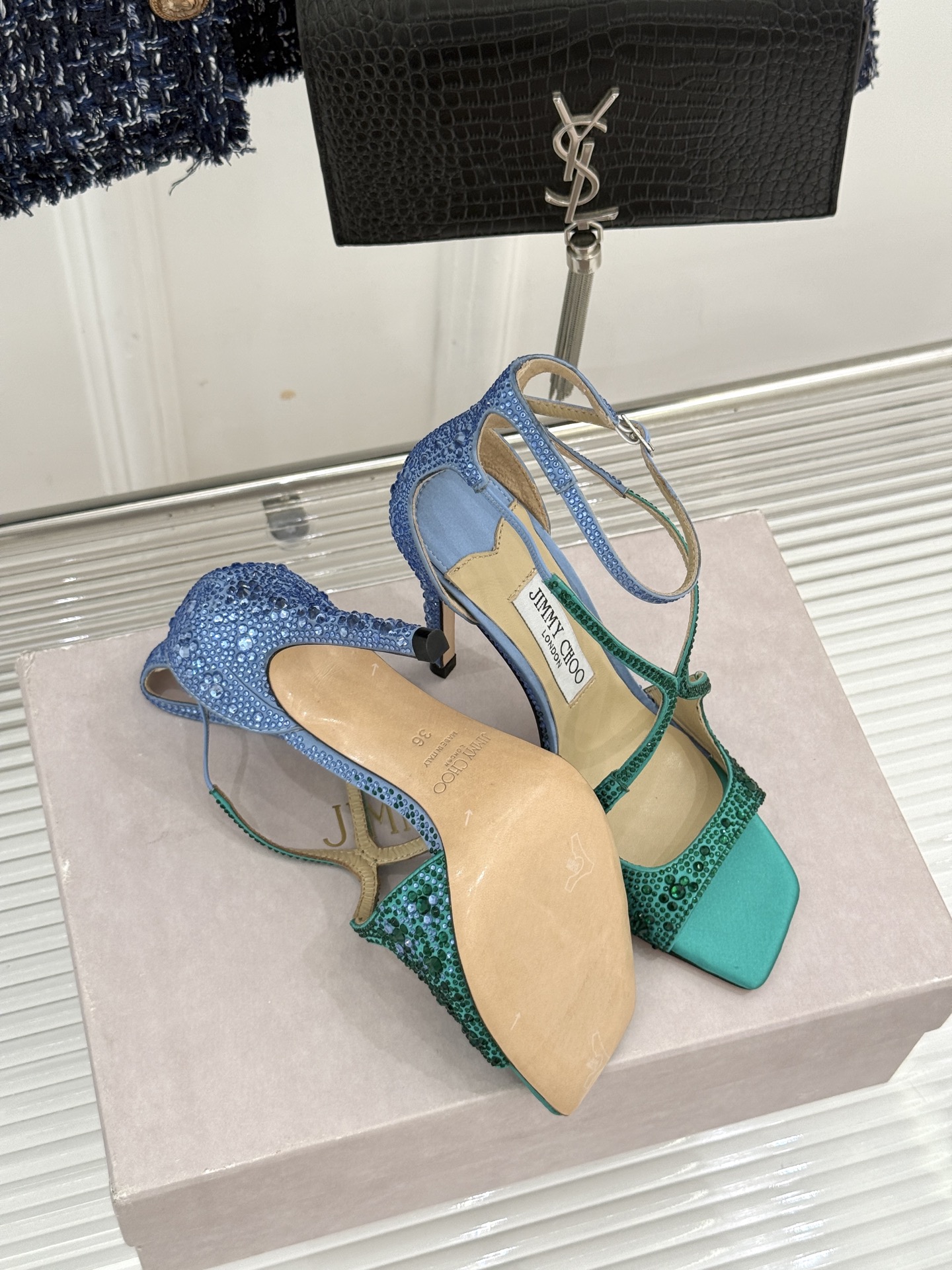 Jimmy Choo/吉米周经典水钻 渐变色露趾鱼嘴高跟凉鞋婚鞋 这款鞋真是婚鞋天花板 水钻渐变超闪耀 鱼嘴露趾衬脚纤细