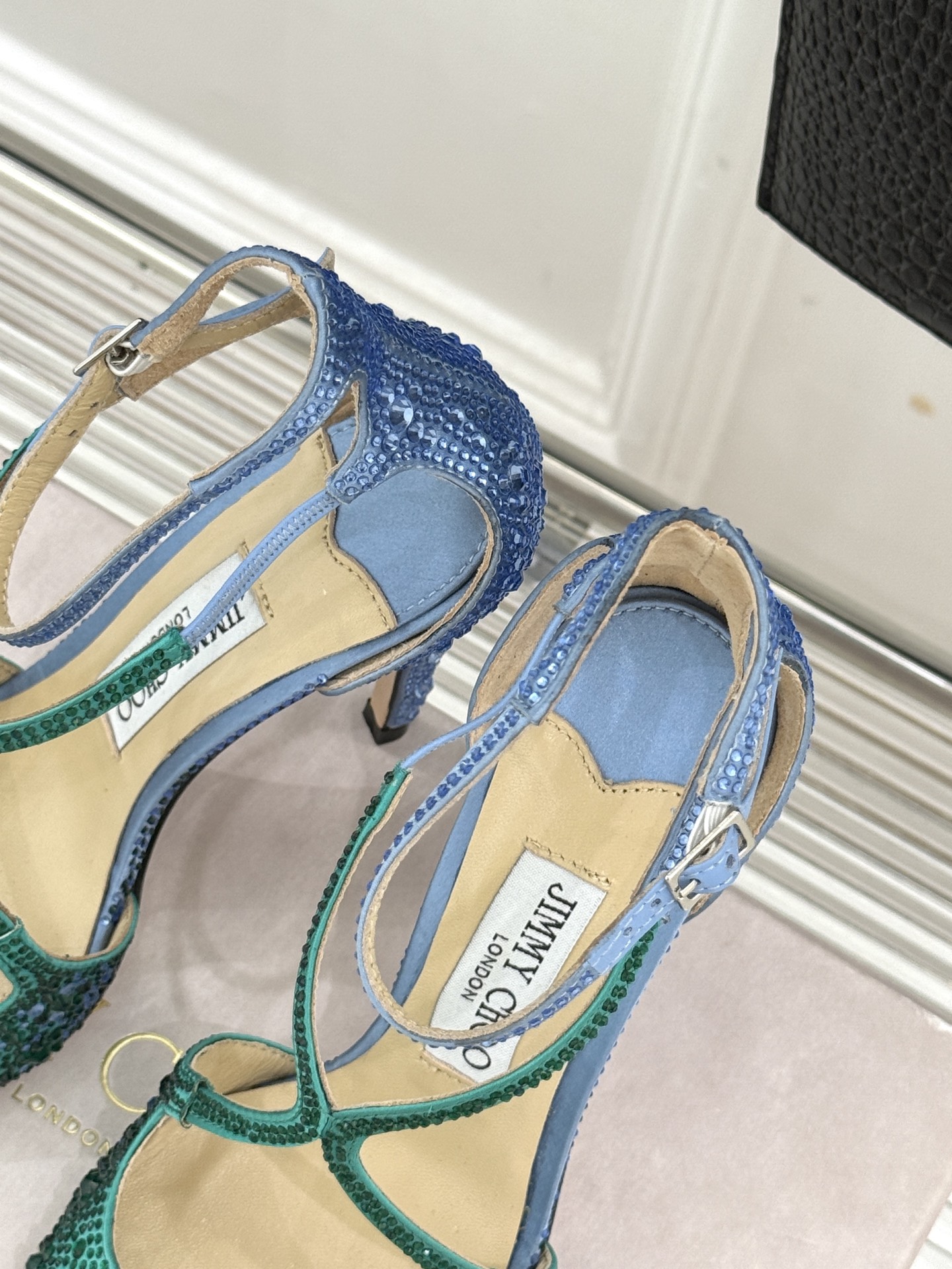 Jimmy Choo/吉米周经典水钻 渐变色露趾鱼嘴高跟凉鞋婚鞋 这款鞋真是婚鞋天花板 水钻渐变超闪耀 鱼嘴露趾衬脚纤细