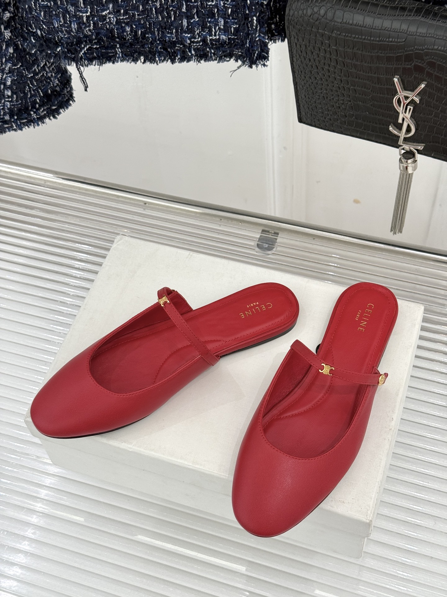 Celine/赛琳26WF新品凯旋门 一字带包头平底半拖拖鞋 凯旋门小标低调又精致 一字带勾勒利落线条 牛皮质感细腻自带 Celine/赛琳26WF新品凯旋门 一字带包头平底半拖拖鞋 凯旋门小标低调又精致 一字带勾勒利落线条 牛皮质感细腻自带