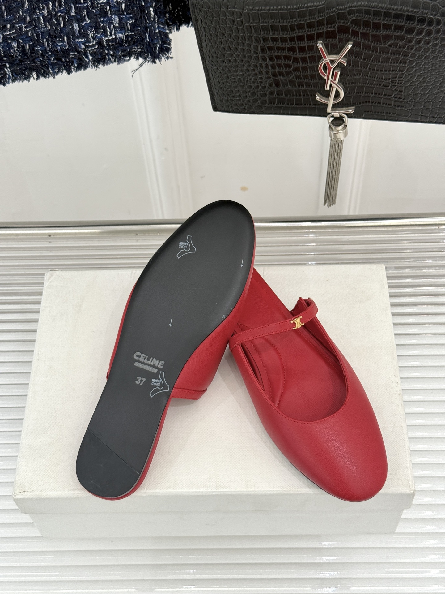 Celine/赛琳26WF新品凯旋门 一字带包头平底半拖拖鞋 凯旋门小标低调又精致 一字带勾勒利落线条 牛皮质感细腻自带 Celine/赛琳26WF新品凯旋门 一字带包头平底半拖拖鞋 凯旋门小标低调又精致 一字带勾勒利落线条 牛皮质感细腻自带