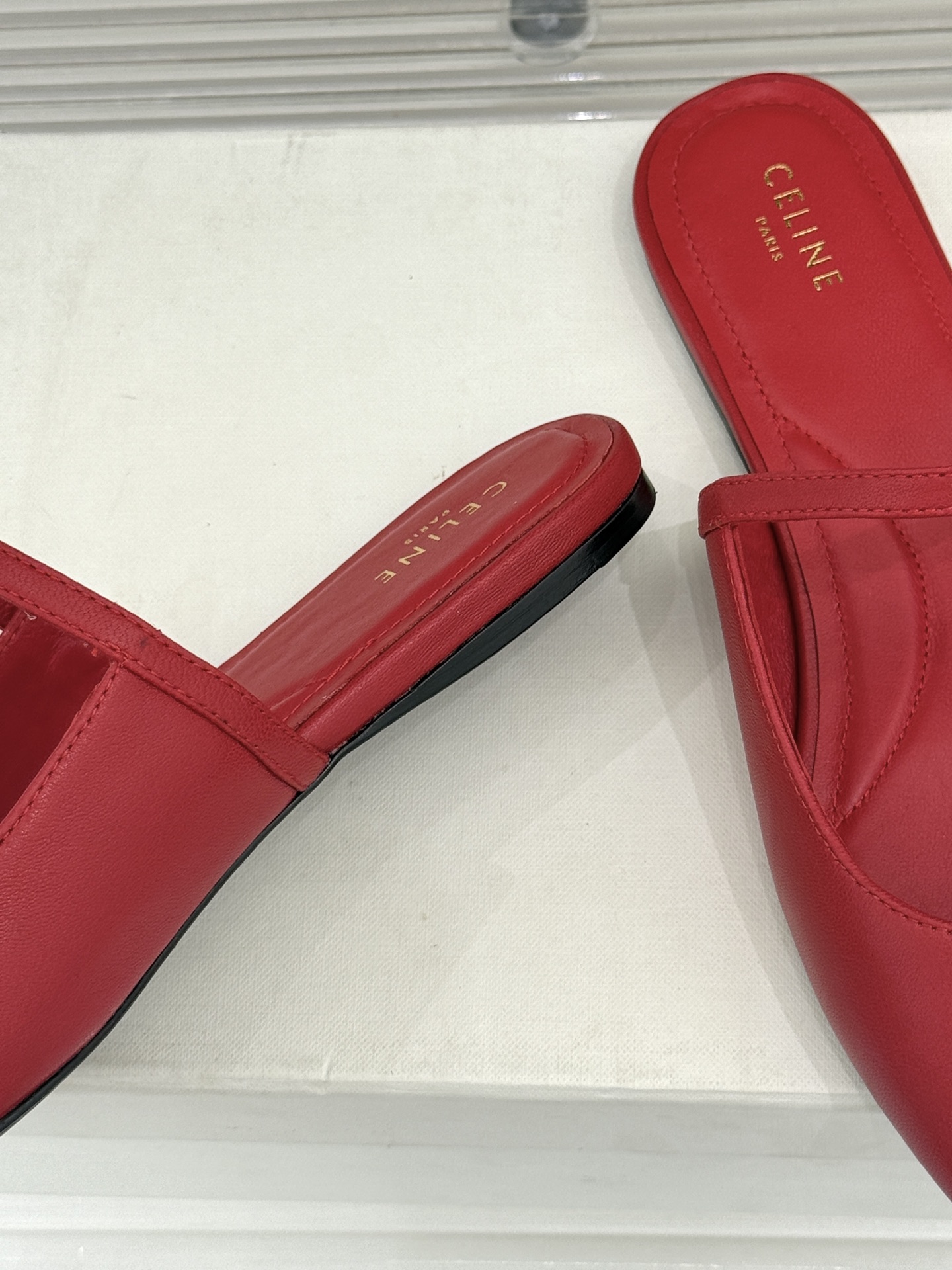 Celine/赛琳26WF新品凯旋门 一字带包头平底半拖拖鞋 凯旋门小标低调又精致 一字带勾勒利落线条 牛皮质感细腻自带 Celine/赛琳26WF新品凯旋门 一字带包头平底半拖拖鞋 凯旋门小标低调又精致 一字带勾勒利落线条 牛皮质感细腻自带