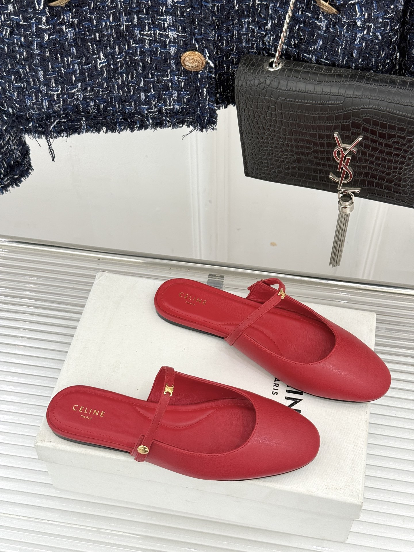 Celine/赛琳26WF新品凯旋门 一字带包头平底半拖拖鞋 凯旋门小标低调又精致 一字带勾勒利落线条 牛皮质感细腻自带 Celine/赛琳26WF新品凯旋门 一字带包头平底半拖拖鞋 凯旋门小标低调又精致 一字带勾勒利落线条 牛皮质感细腻自带