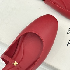 Celine/赛琳26WF新品凯旋门 一字带包头平底半拖拖鞋 凯旋门小标低调又精致 一字带勾勒利落线条 牛皮质感细腻自带 Celine/赛琳26WF新品凯旋门 一字带包头平底半拖拖鞋 凯旋门小标低调又精致 一字带勾勒利落线条 牛皮质感细腻自带