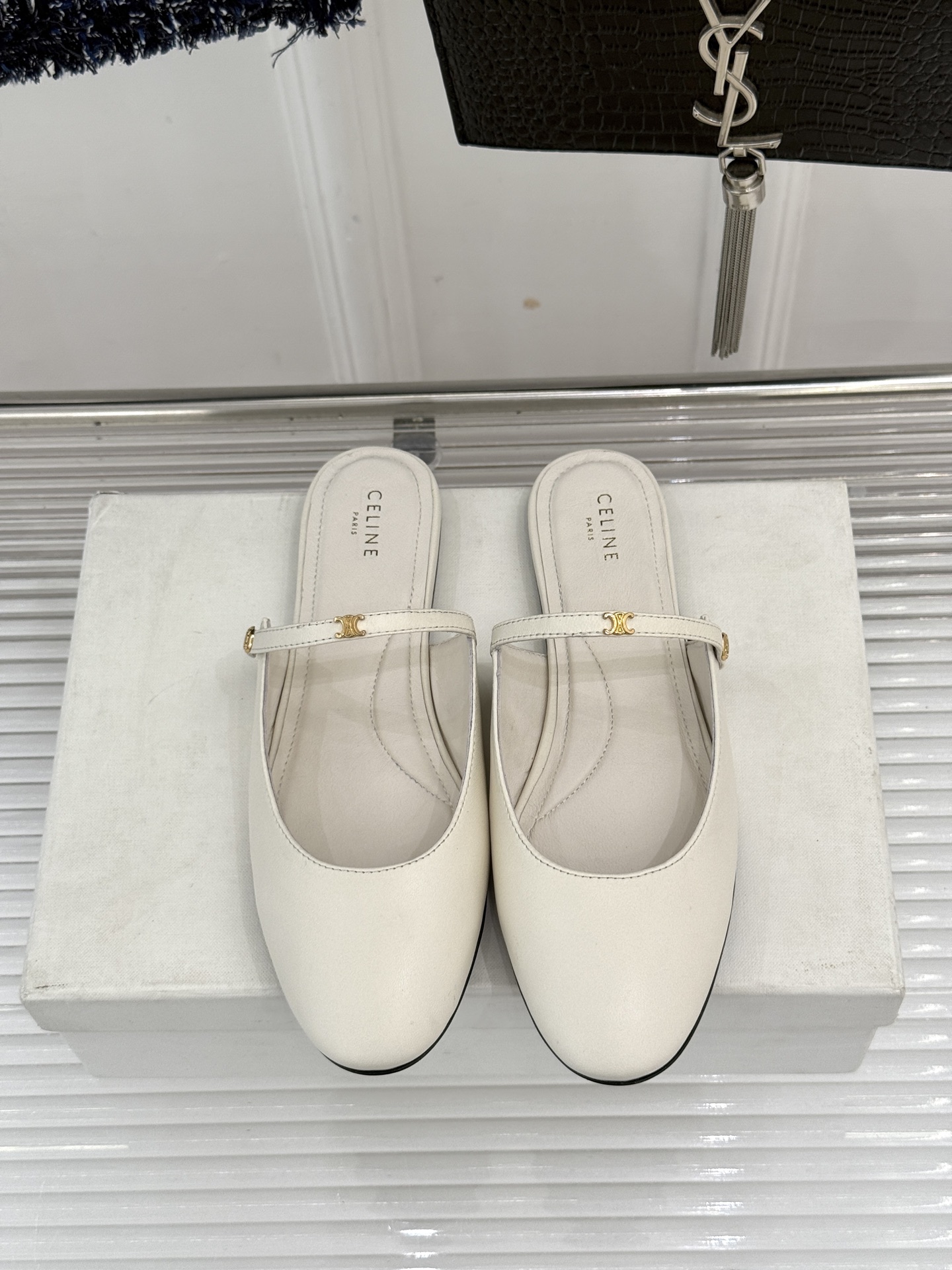 Celine/赛琳26WF新品凯旋门 一字带包头平底半拖拖鞋 凯旋门小标低调又精致 一字带勾勒利落线条 牛皮质感细腻自带 Celine/赛琳26WF新品凯旋门 一字带包头平底半拖拖鞋 凯旋门小标低调又精致 一字带勾勒利落线条 牛皮质感细腻自带