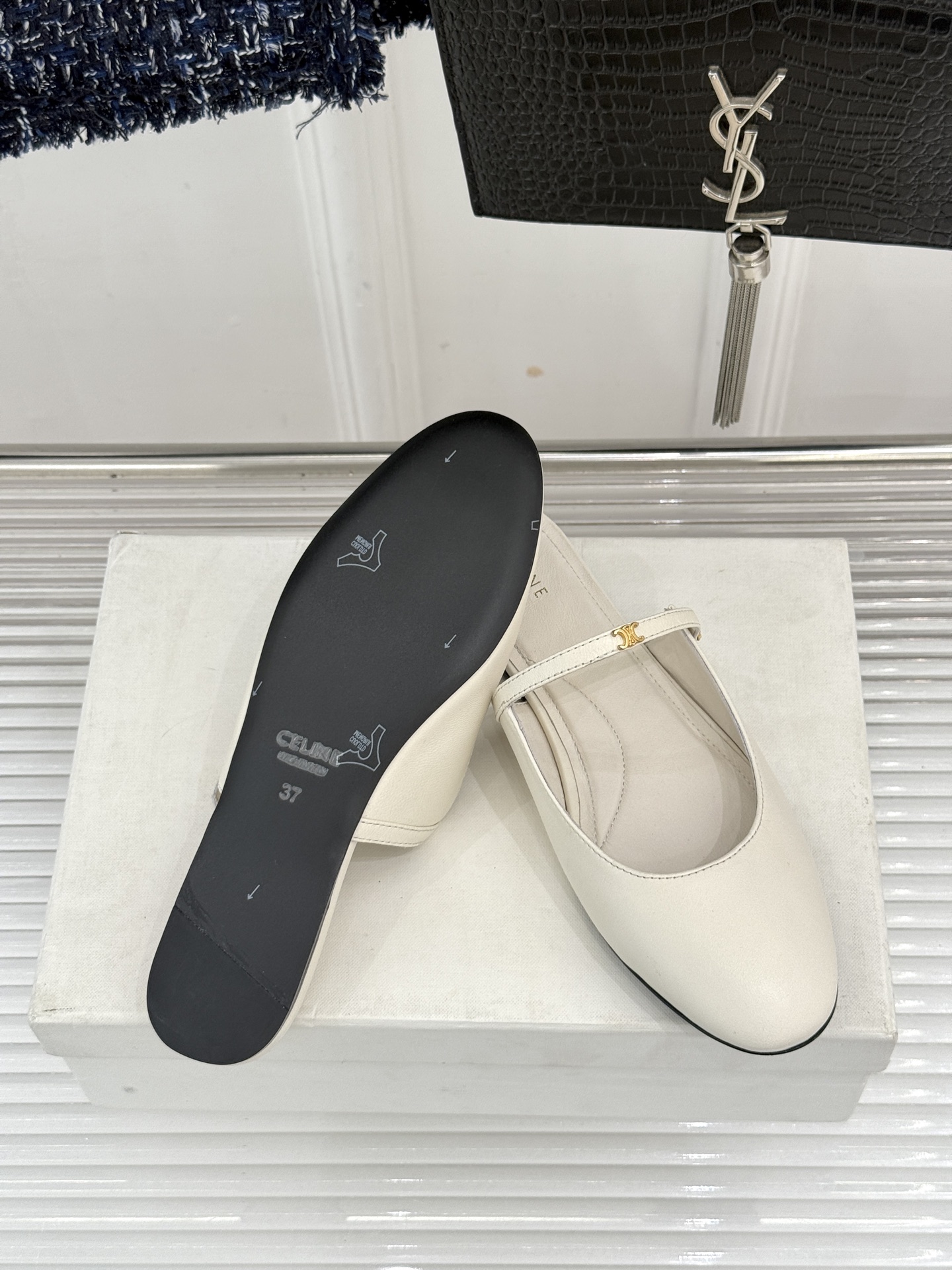 Celine/赛琳26WF新品凯旋门 一字带包头平底半拖拖鞋 凯旋门小标低调又精致 一字带勾勒利落线条 牛皮质感细腻自带 Celine/赛琳26WF新品凯旋门 一字带包头平底半拖拖鞋 凯旋门小标低调又精致 一字带勾勒利落线条 牛皮质感细腻自带