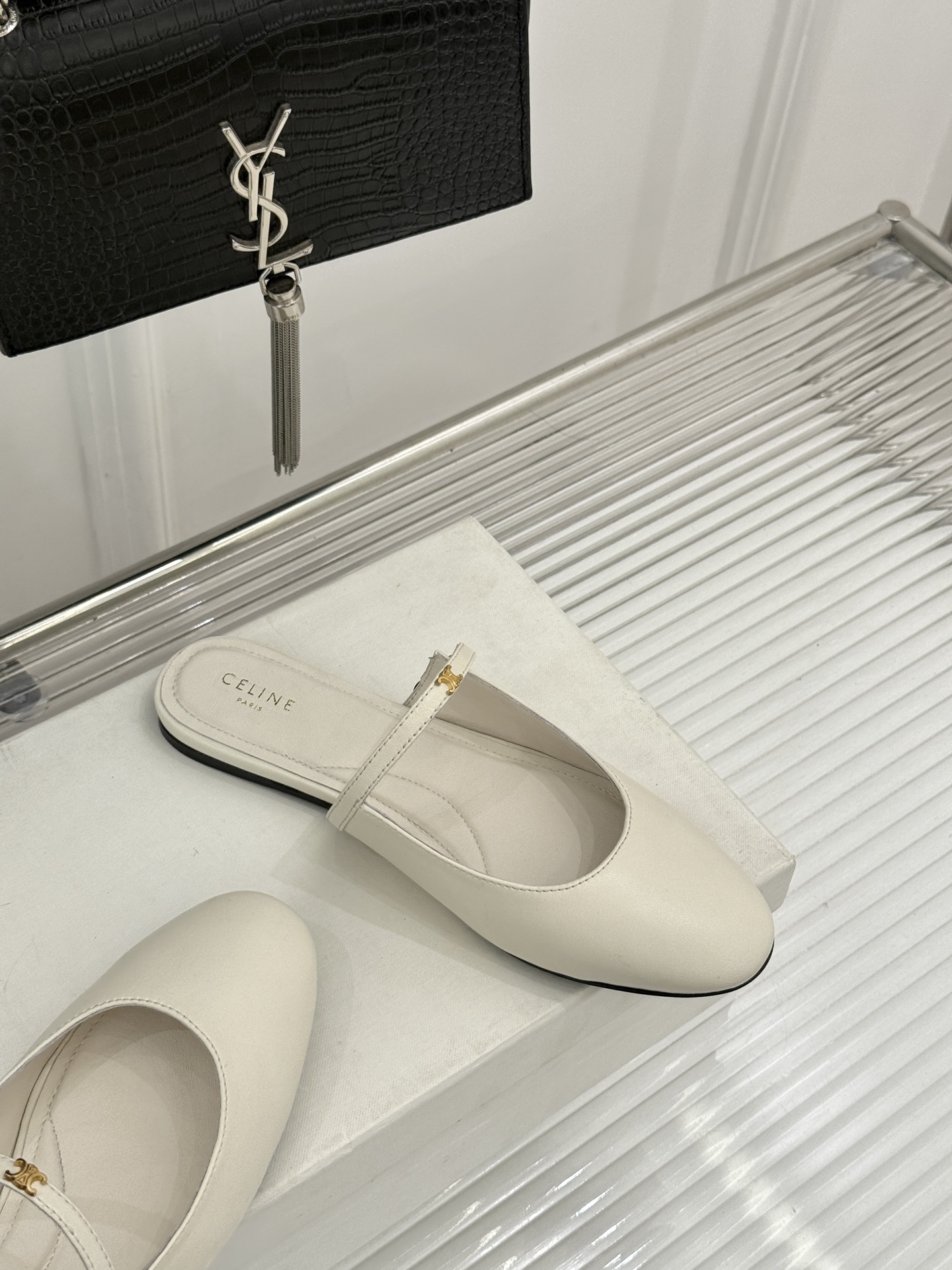 Celine/赛琳26WF新品凯旋门 一字带包头平底半拖拖鞋 凯旋门小标低调又精致 一字带勾勒利落线条 牛皮质感细腻自带 Celine/赛琳26WF新品凯旋门 一字带包头平底半拖拖鞋 凯旋门小标低调又精致 一字带勾勒利落线条 牛皮质感细腻自带