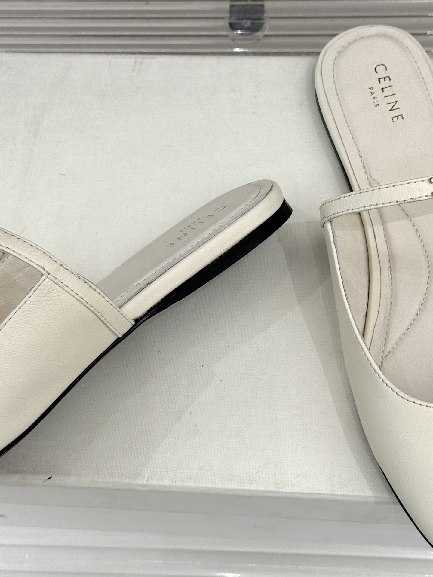 Celine/赛琳26WF新品凯旋门 一字带包头平底半拖拖鞋 凯旋门小标低调又精致 一字带勾勒利落线条 牛皮质感细腻自带 Celine/赛琳26WF新品凯旋门 一字带包头平底半拖拖鞋 凯旋门小标低调又精致 一字带勾勒利落线条 牛皮质感细腻自带
