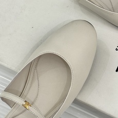 Celine/赛琳26WF新品凯旋门 一字带包头平底半拖拖鞋 凯旋门小标低调又精致 一字带勾勒利落线条 牛皮质感细腻自带 Celine/赛琳26WF新品凯旋门 一字带包头平底半拖拖鞋 凯旋门小标低调又精致 一字带勾勒利落线条 牛皮质感细腻自带