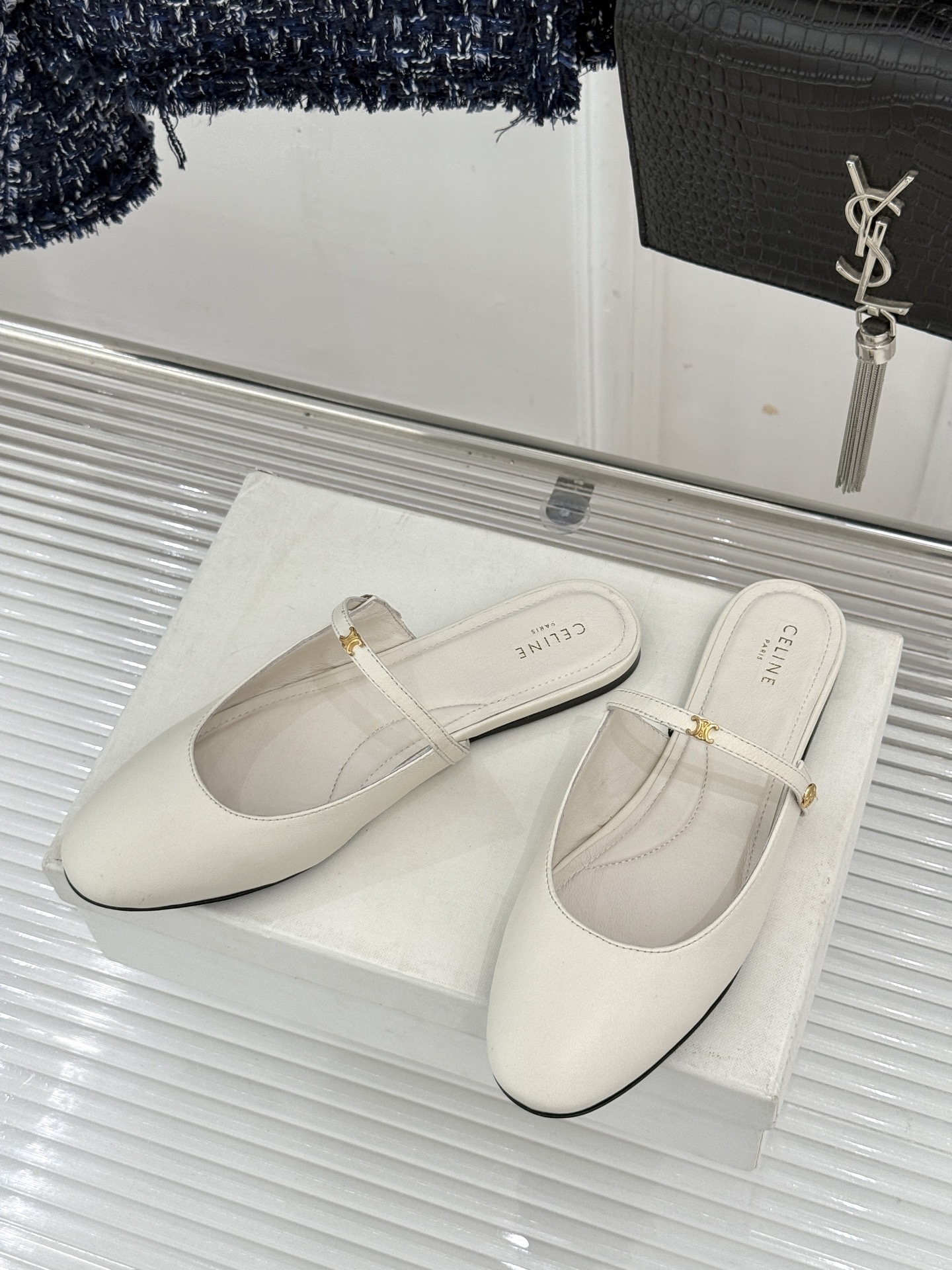 Celine/赛琳26WF新品凯旋门 一字带包头平底半拖拖鞋 凯旋门小标低调又精致 一字带勾勒利落线条 牛皮质感细腻自带 Celine/赛琳26WF新品凯旋门 一字带包头平底半拖拖鞋 凯旋门小标低调又精致 一字带勾勒利落线条 牛皮质感细腻自带