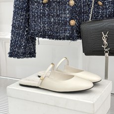 Celine/赛琳26WF新品凯旋门 一字带包头平底半拖拖鞋 凯旋门小标低调又精致 一字带勾勒利落线条 牛皮质感细腻自带 Celine/赛琳26WF新品凯旋门 一字带包头平底半拖拖鞋 凯旋门小标低调又精致 一字带勾勒利落线条 牛皮质感细腻自带