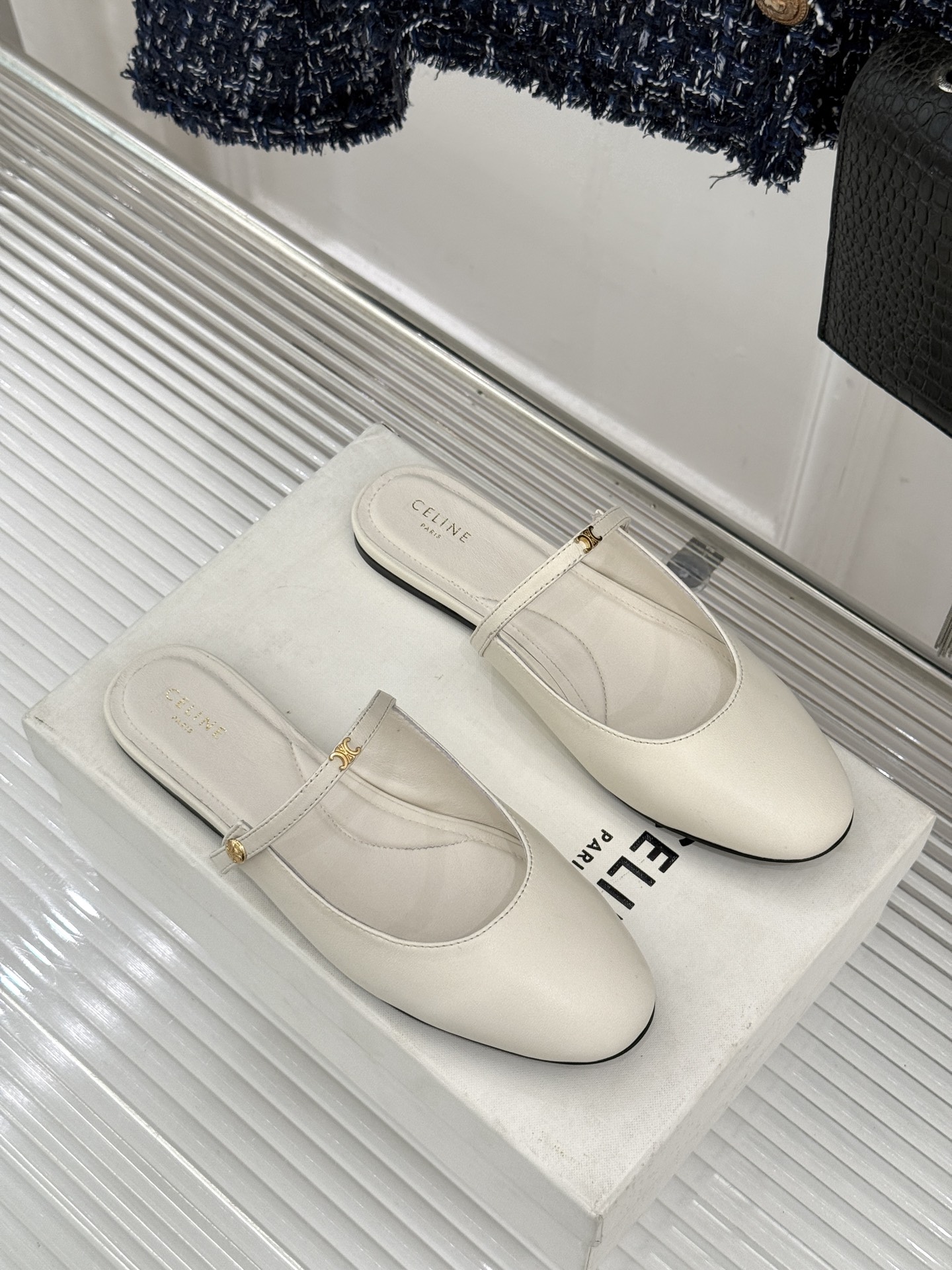 Celine/赛琳26WF新品凯旋门 一字带包头平底半拖拖鞋 凯旋门小标低调又精致 一字带勾勒利落线条 牛皮质感细腻自带 Celine/赛琳26WF新品凯旋门 一字带包头平底半拖拖鞋 凯旋门小标低调又精致 一字带勾勒利落线条 牛皮质感细腻自带