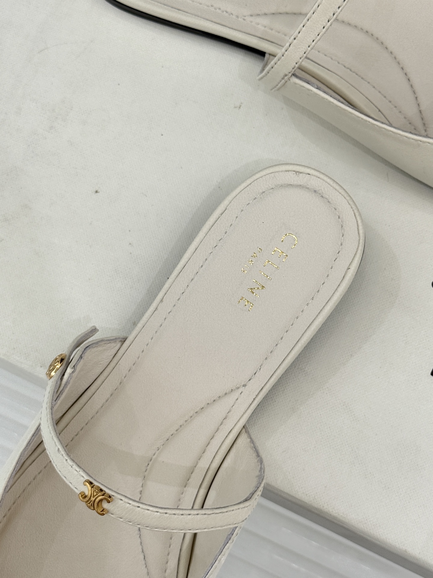 Celine/赛琳26WF新品凯旋门 一字带包头平底半拖拖鞋 凯旋门小标低调又精致 一字带勾勒利落线条 牛皮质感细腻自带 Celine/赛琳26WF新品凯旋门 一字带包头平底半拖拖鞋 凯旋门小标低调又精致 一字带勾勒利落线条 牛皮质感细腻自带