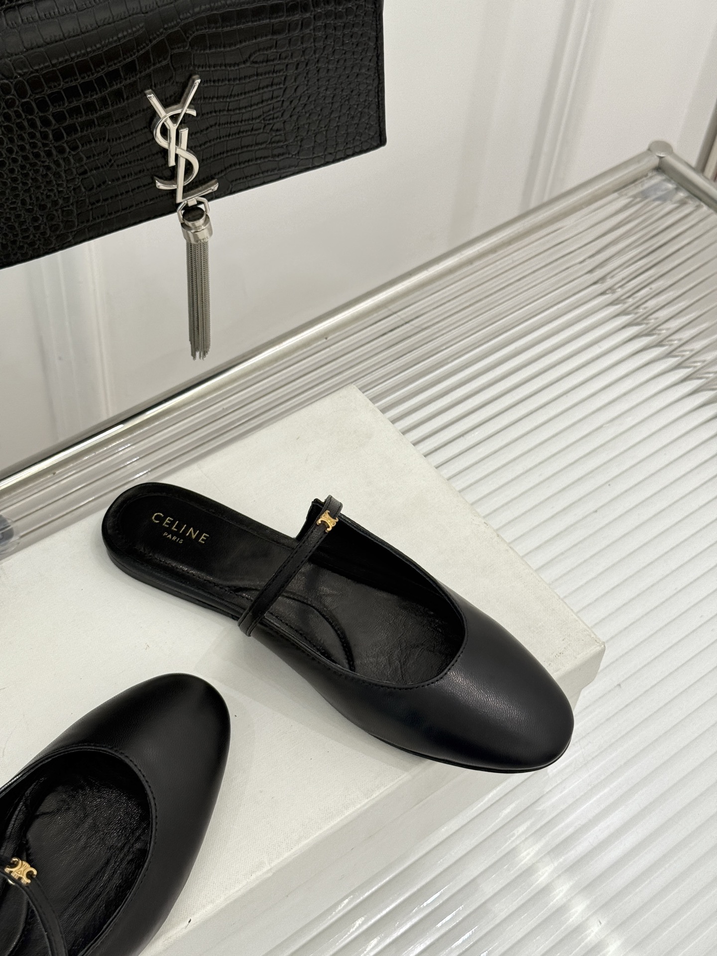 Celine/赛琳26WF新品凯旋门 一字带包头平底半拖拖鞋 凯旋门小标低调又精致 一字带勾勒利落线条 牛皮质感细腻自带 Celine/赛琳26WF新品凯旋门 一字带包头平底半拖拖鞋 凯旋门小标低调又精致 一字带勾勒利落线条 牛皮质感细腻自带