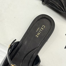 Celine/赛琳26WF新品凯旋门 一字带包头平底半拖拖鞋 凯旋门小标低调又精致 一字带勾勒利落线条 牛皮质感细腻自带 Celine/赛琳26WF新品凯旋门 一字带包头平底半拖拖鞋 凯旋门小标低调又精致 一字带勾勒利落线条 牛皮质感细腻自带