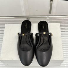 Celine/赛琳26WF新品凯旋门 一字带包头平底半拖拖鞋 凯旋门小标低调又精致 一字带勾勒利落线条 牛皮质感细腻自带 Celine/赛琳26WF新品凯旋门 一字带包头平底半拖拖鞋 凯旋门小标低调又精致 一字带勾勒利落线条 牛皮质感细腻自带