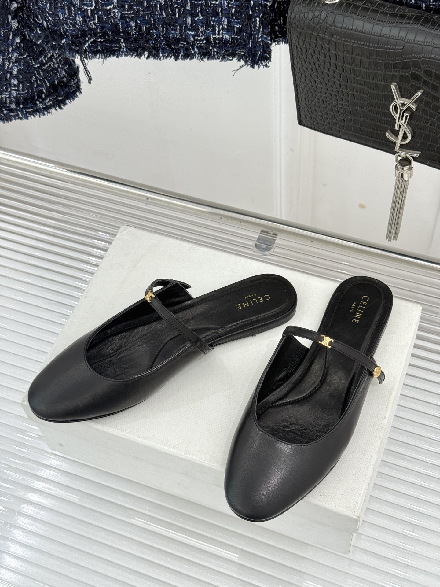 Celine/赛琳26WF新品凯旋门 一字带包头平底半拖拖鞋 凯旋门小标低调又精致 一字带勾勒利落线条 牛皮质感细腻自带 Celine/赛琳26WF新品凯旋门 一字带包头平底半拖拖鞋 凯旋门小标低调又精致 一字带勾勒利落线条 牛皮质感细腻自带