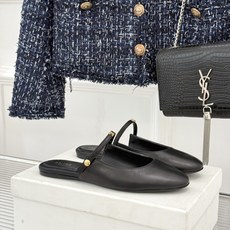 Celine/赛琳26WF新品凯旋门 一字带包头平底半拖拖鞋 凯旋门小标低调又精致 一字带勾勒利落线条 牛皮质感细腻自带 Celine/赛琳26WF新品凯旋门 一字带包头平底半拖拖鞋 凯旋门小标低调又精致 一字带勾勒利落线条 牛皮质感细腻自带