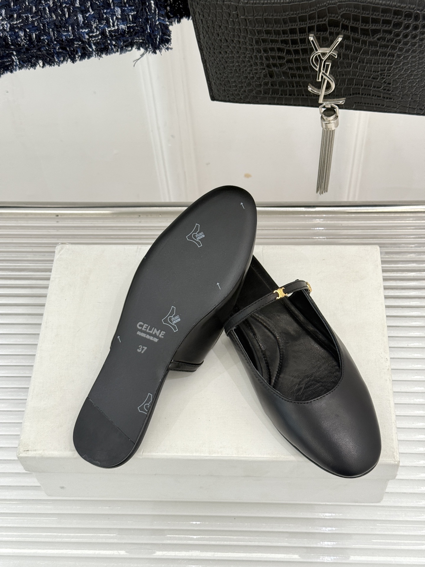 Celine/赛琳26WF新品凯旋门 一字带包头平底半拖拖鞋 凯旋门小标低调又精致 一字带勾勒利落线条 牛皮质感细腻自带 Celine/赛琳26WF新品凯旋门 一字带包头平底半拖拖鞋 凯旋门小标低调又精致 一字带勾勒利落线条 牛皮质感细腻自带