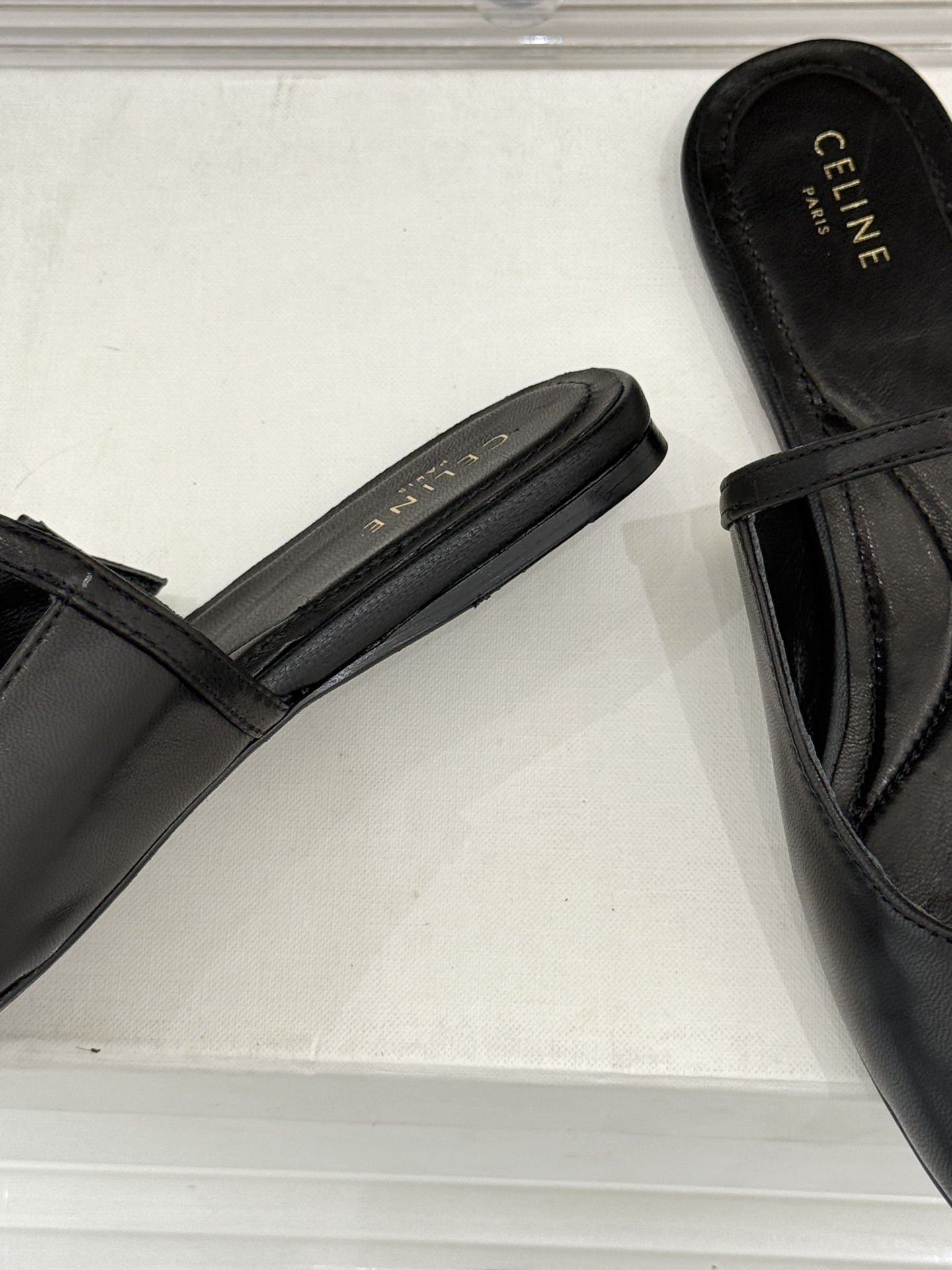 Celine/赛琳26WF新品凯旋门 一字带包头平底半拖拖鞋 凯旋门小标低调又精致 一字带勾勒利落线条 牛皮质感细腻自带 Celine/赛琳26WF新品凯旋门 一字带包头平底半拖拖鞋 凯旋门小标低调又精致 一字带勾勒利落线条 牛皮质感细腻自带