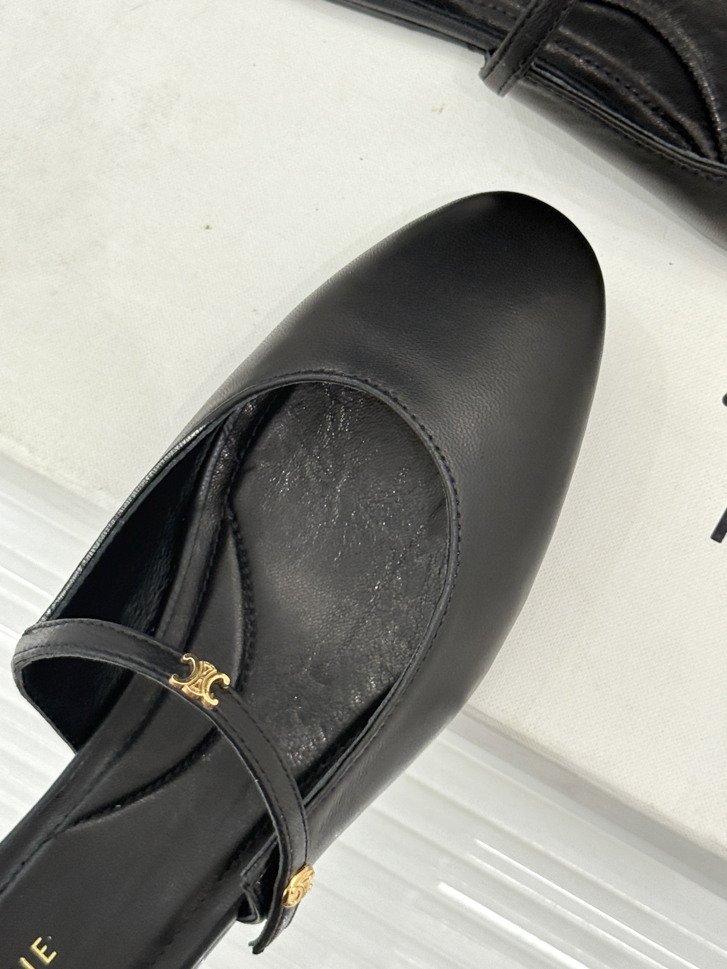 Celine/赛琳26WF新品凯旋门 一字带包头平底半拖拖鞋 凯旋门小标低调又精致 一字带勾勒利落线条 牛皮质感细腻自带 Celine/赛琳26WF新品凯旋门 一字带包头平底半拖拖鞋 凯旋门小标低调又精致 一字带勾勒利落线条 牛皮质感细腻自带