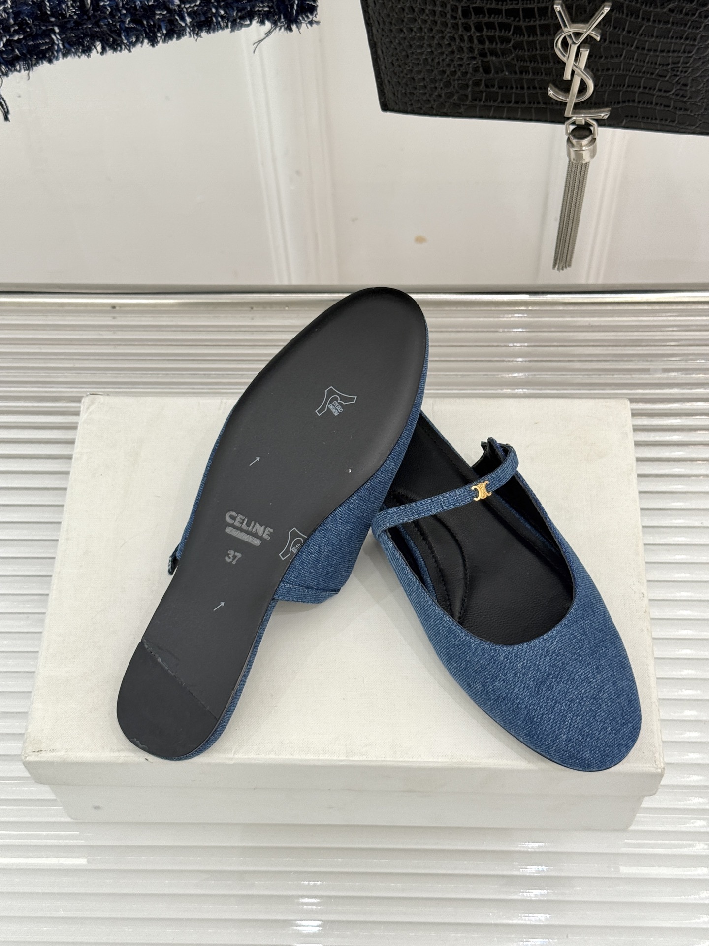Celine/赛琳26WF新品凯旋门 一字带包头平底半拖拖鞋 凯旋门小标低调又精致 一字带勾勒利落线条 牛皮质感细腻自带 Celine/赛琳26WF新品凯旋门 一字带包头平底半拖拖鞋 凯旋门小标低调又精致 一字带勾勒利落线条 牛皮质感细腻自带