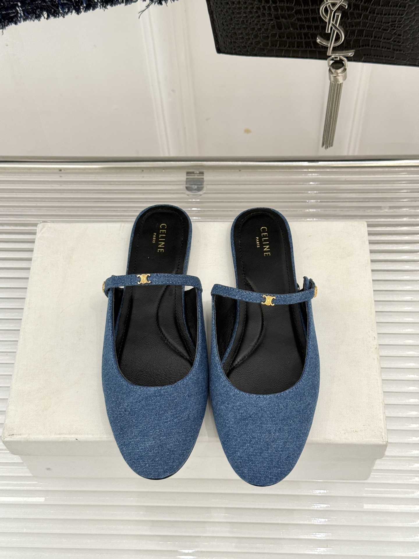 Celine/赛琳26WF新品凯旋门 一字带包头平底半拖拖鞋 凯旋门小标低调又精致 一字带勾勒利落线条 牛皮质感细腻自带 Celine/赛琳26WF新品凯旋门 一字带包头平底半拖拖鞋 凯旋门小标低调又精致 一字带勾勒利落线条 牛皮质感细腻自带