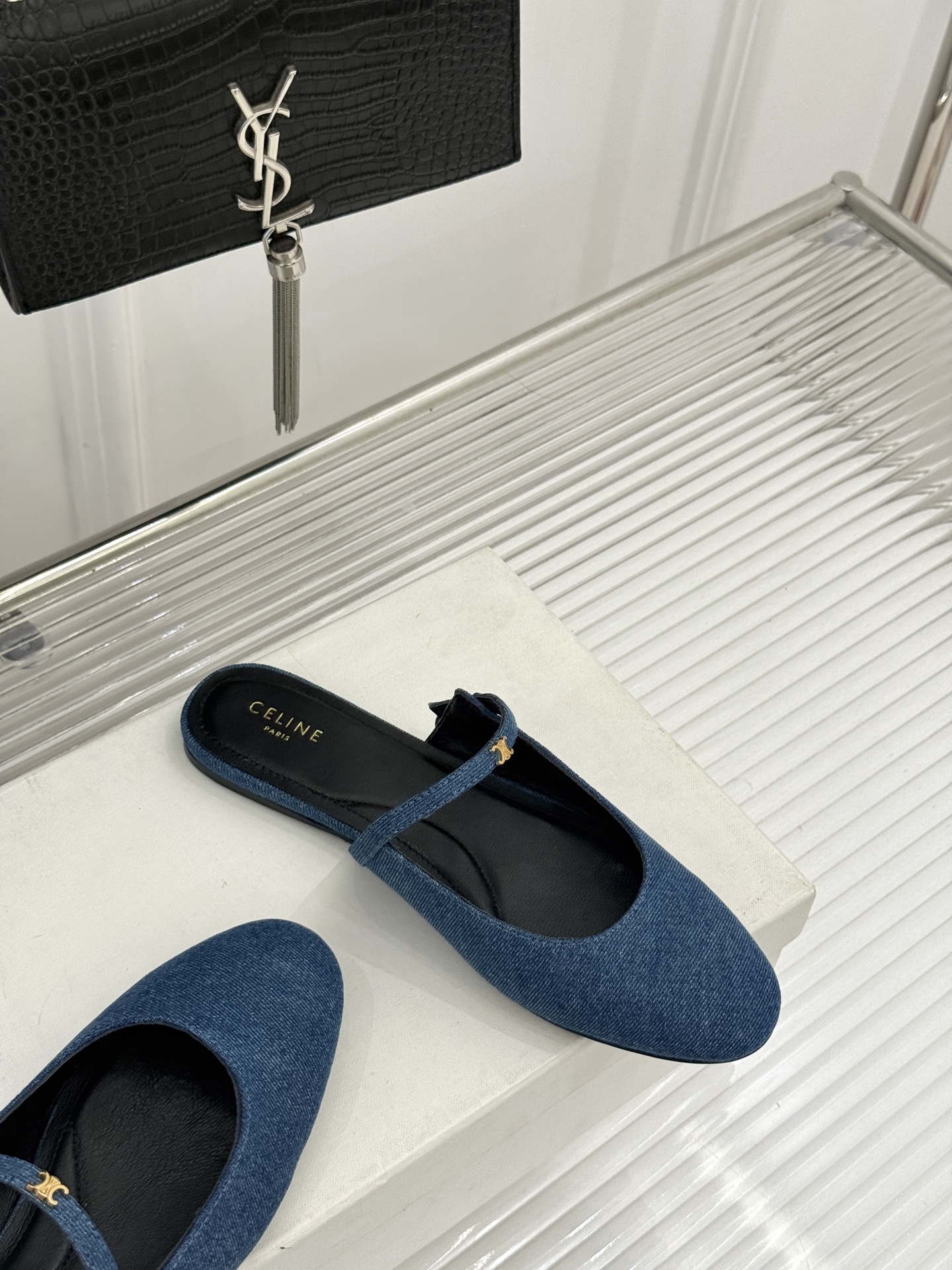 Celine/赛琳26WF新品凯旋门 一字带包头平底半拖拖鞋 凯旋门小标低调又精致 一字带勾勒利落线条 牛皮质感细腻自带 Celine/赛琳26WF新品凯旋门 一字带包头平底半拖拖鞋 凯旋门小标低调又精致 一字带勾勒利落线条 牛皮质感细腻自带
