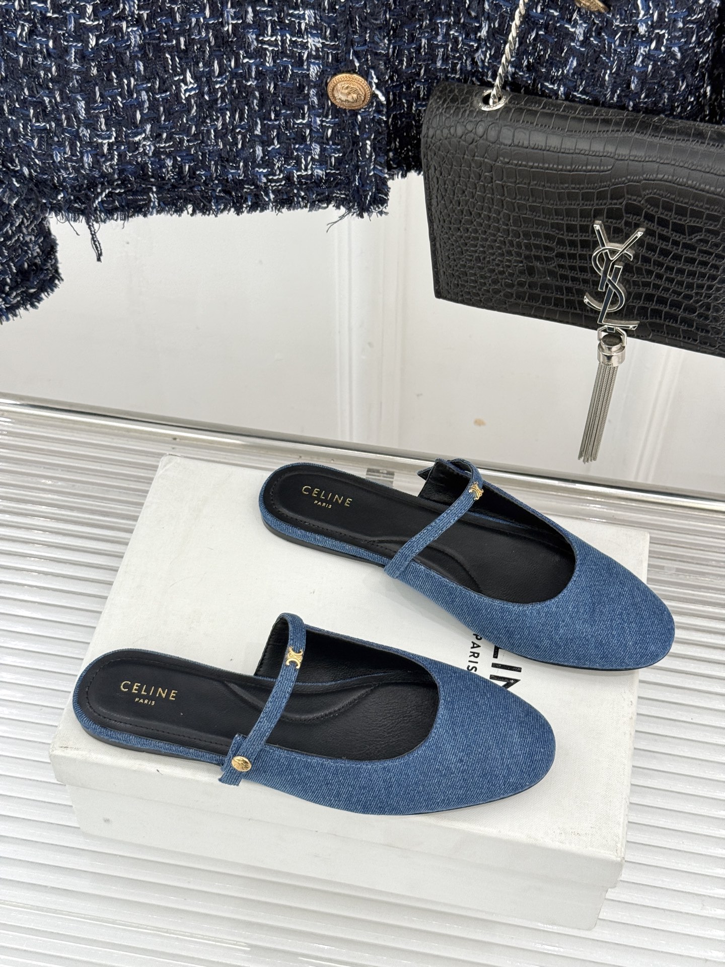 Celine/赛琳26WF新品凯旋门 一字带包头平底半拖拖鞋 凯旋门小标低调又精致 一字带勾勒利落线条 牛皮质感细腻自带 Celine/赛琳26WF新品凯旋门 一字带包头平底半拖拖鞋 凯旋门小标低调又精致 一字带勾勒利落线条 牛皮质感细腻自带