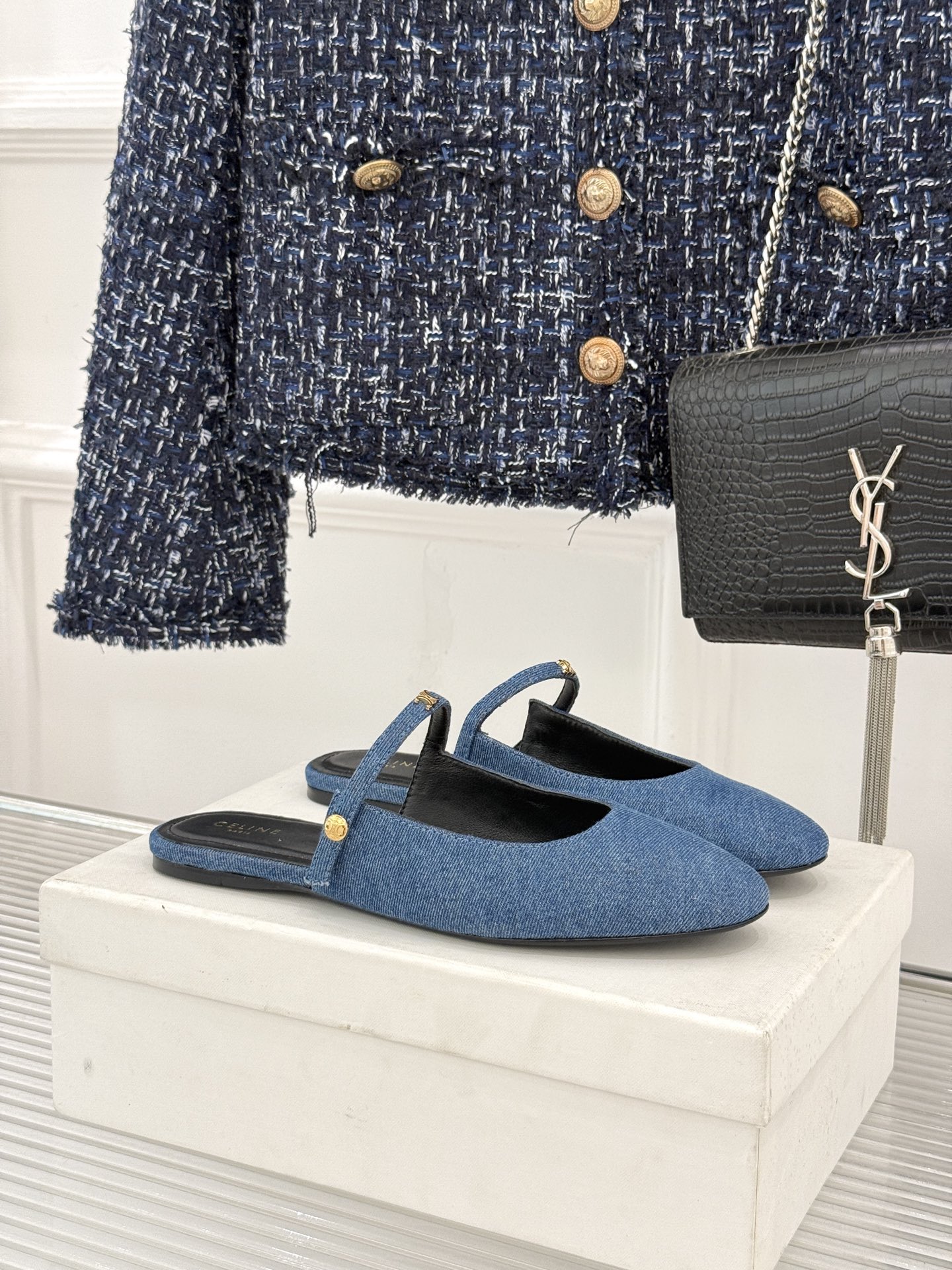 Celine/赛琳26WF新品凯旋门 一字带包头平底半拖拖鞋 凯旋门小标低调又精致 一字带勾勒利落线条 牛皮质感细腻自带 Celine/赛琳26WF新品凯旋门 一字带包头平底半拖拖鞋 凯旋门小标低调又精致 一字带勾勒利落线条 牛皮质感细腻自带