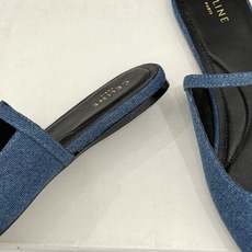 Celine/赛琳26WF新品凯旋门 一字带包头平底半拖拖鞋 凯旋门小标低调又精致 一字带勾勒利落线条 牛皮质感细腻自带 Celine/赛琳26WF新品凯旋门 一字带包头平底半拖拖鞋 凯旋门小标低调又精致 一字带勾勒利落线条 牛皮质感细腻自带