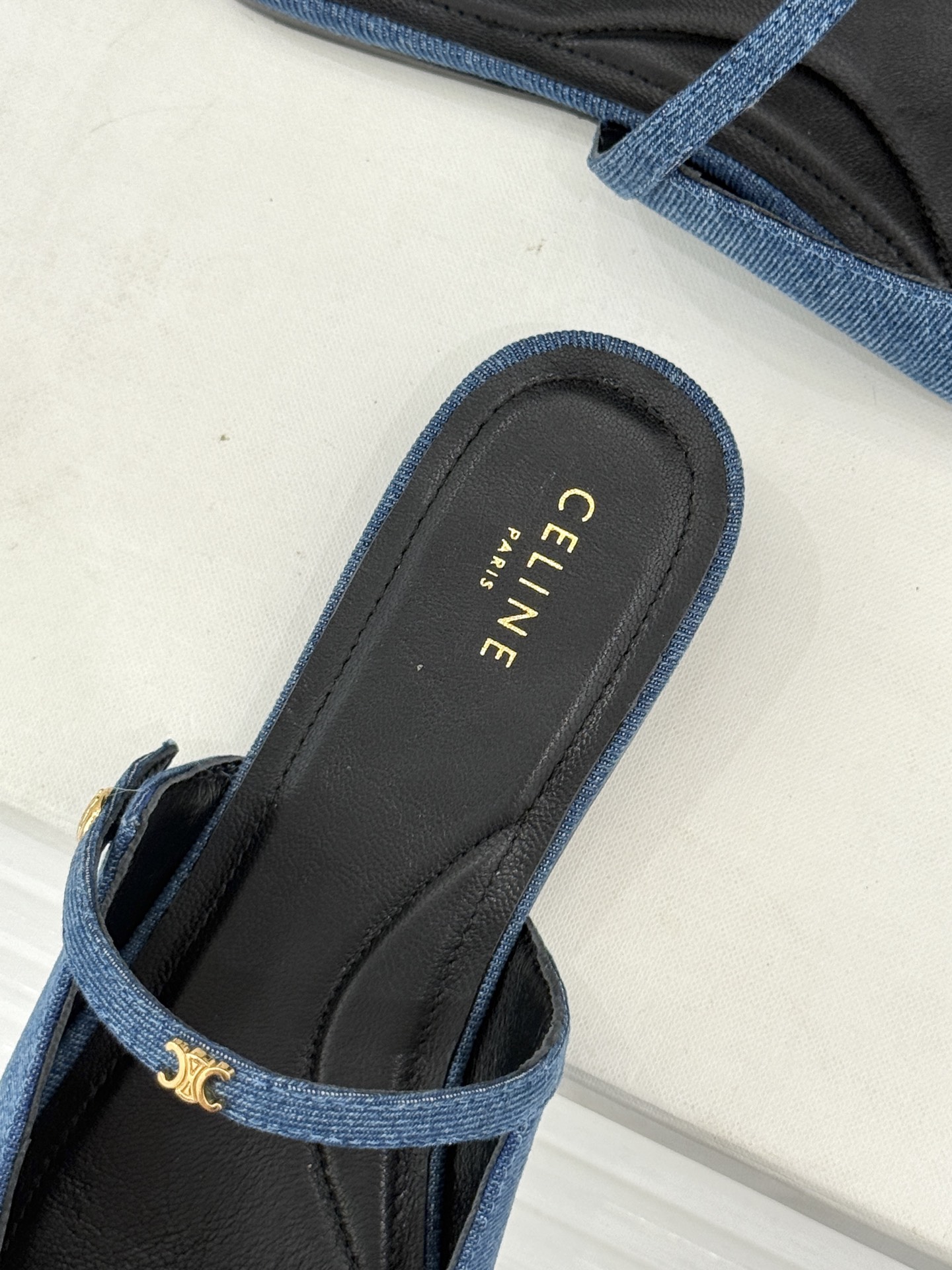 Celine/赛琳26WF新品凯旋门 一字带包头平底半拖拖鞋 凯旋门小标低调又精致 一字带勾勒利落线条 牛皮质感细腻自带 Celine/赛琳26WF新品凯旋门 一字带包头平底半拖拖鞋 凯旋门小标低调又精致 一字带勾勒利落线条 牛皮质感细腻自带