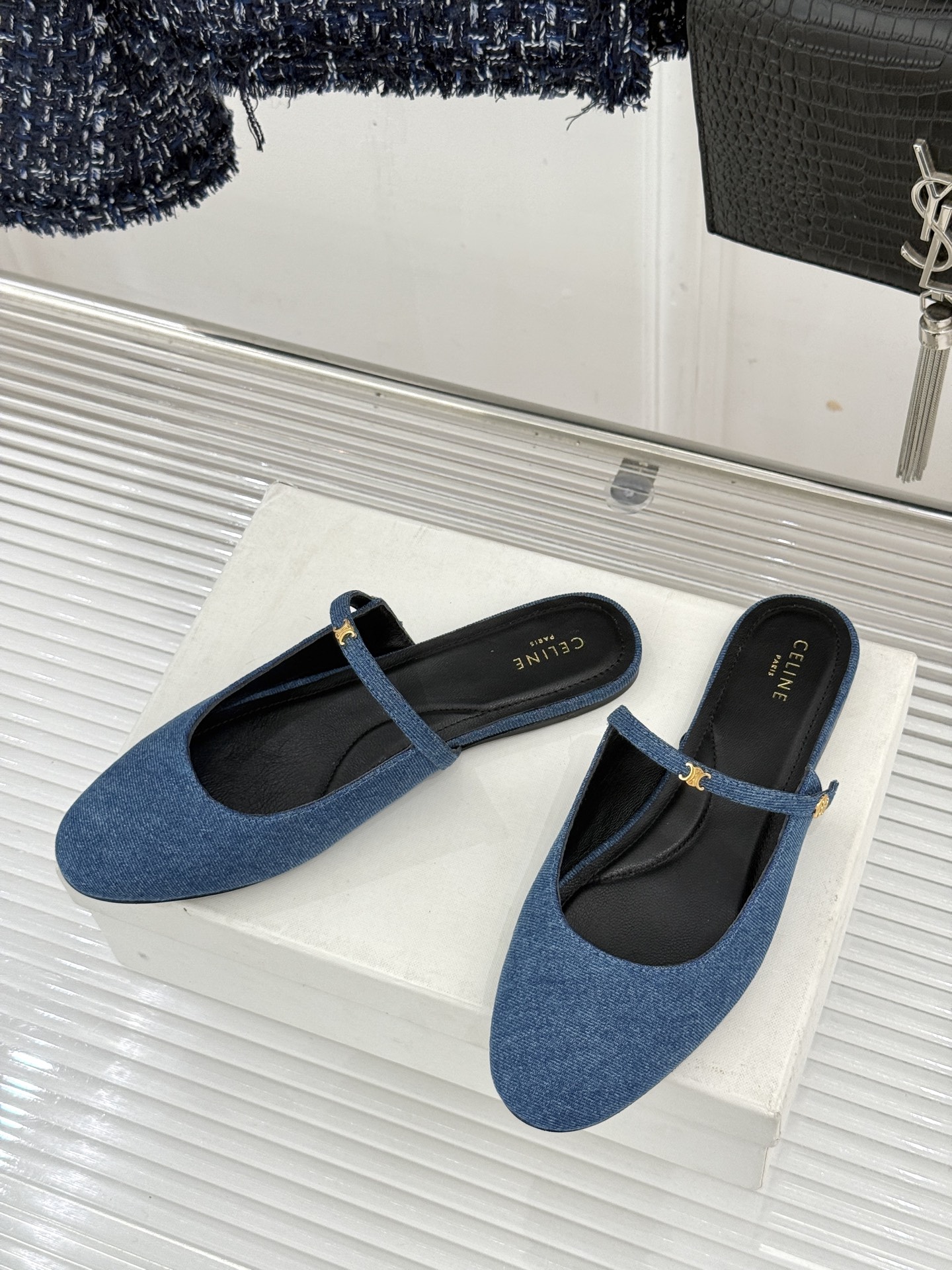 Celine/赛琳26WF新品凯旋门 一字带包头平底半拖拖鞋 凯旋门小标低调又精致 一字带勾勒利落线条 牛皮质感细腻自带 Celine/赛琳26WF新品凯旋门 一字带包头平底半拖拖鞋 凯旋门小标低调又精致 一字带勾勒利落线条 牛皮质感细腻自带