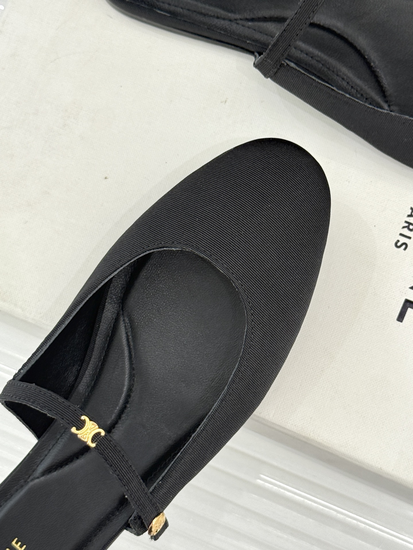 Celine/赛琳26WF新品凯旋门 一字带包头平底半拖拖鞋 凯旋门小标低调又精致 一字带勾勒利落线条 牛皮质感细腻自带 Celine/赛琳26WF新品凯旋门 一字带包头平底半拖拖鞋 凯旋门小标低调又精致 一字带勾勒利落线条 牛皮质感细腻自带