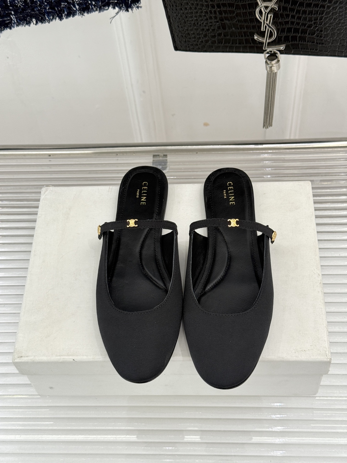 Celine/赛琳26WF新品凯旋门 一字带包头平底半拖拖鞋 凯旋门小标低调又精致 一字带勾勒利落线条 牛皮质感细腻自带 Celine/赛琳26WF新品凯旋门 一字带包头平底半拖拖鞋 凯旋门小标低调又精致 一字带勾勒利落线条 牛皮质感细腻自带