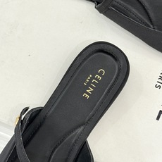 Celine/赛琳26WF新品凯旋门 一字带包头平底半拖拖鞋 凯旋门小标低调又精致 一字带勾勒利落线条 牛皮质感细腻自带 Celine/赛琳26WF新品凯旋门 一字带包头平底半拖拖鞋 凯旋门小标低调又精致 一字带勾勒利落线条 牛皮质感细腻自带