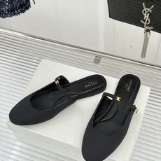 Celine/赛琳26WF新品凯旋门 一字带包头平底半拖拖鞋 凯旋门小标低调又精致 一字带勾勒利落线条 牛皮质感细腻自带 Celine/赛琳26WF新品凯旋门 一字带包头平底半拖拖鞋 凯旋门小标低调又精致 一字带勾勒利落线条 牛皮质感细腻自带
