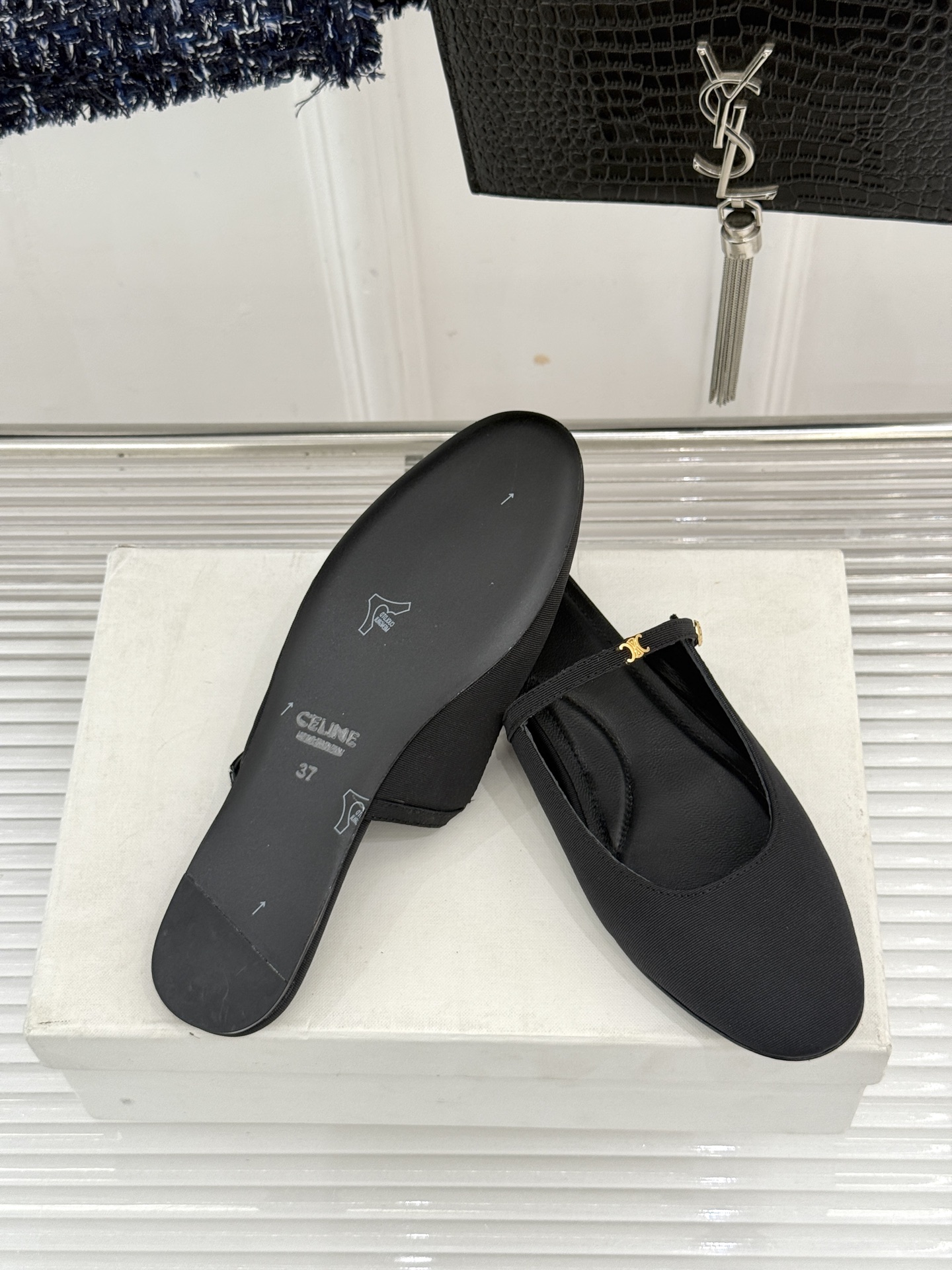 Celine/赛琳26WF新品凯旋门 一字带包头平底半拖拖鞋 凯旋门小标低调又精致 一字带勾勒利落线条 牛皮质感细腻自带 Celine/赛琳26WF新品凯旋门 一字带包头平底半拖拖鞋 凯旋门小标低调又精致 一字带勾勒利落线条 牛皮质感细腻自带