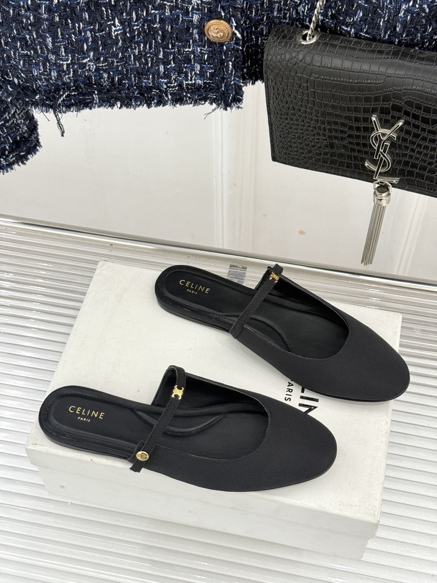Celine/赛琳26WF新品凯旋门 一字带包头平底半拖拖鞋 凯旋门小标低调又精致 一字带勾勒利落线条 牛皮质感细腻自带 Celine/赛琳26WF新品凯旋门 一字带包头平底半拖拖鞋 凯旋门小标低调又精致 一字带勾勒利落线条 牛皮质感细腻自带