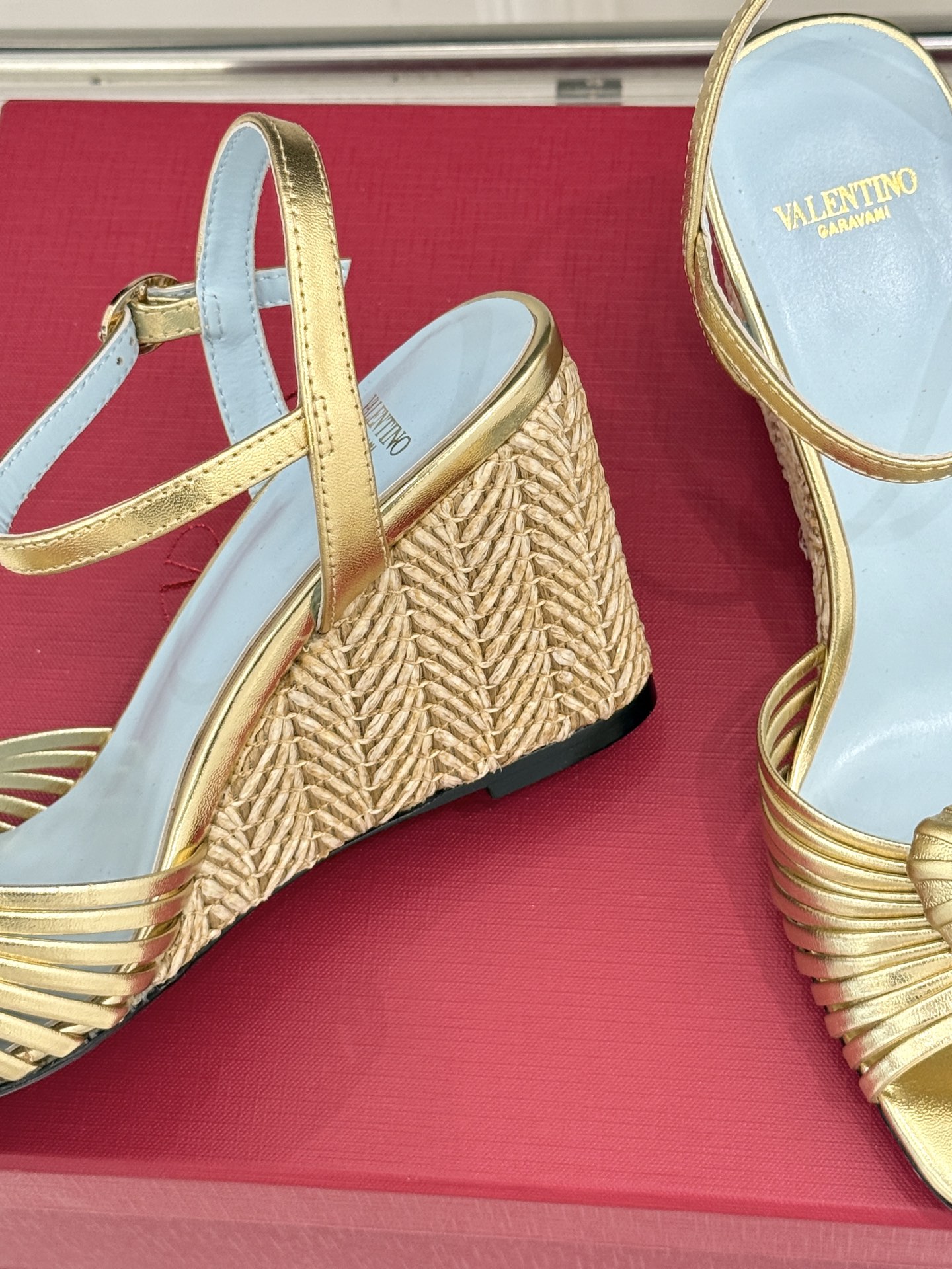Valentino/华伦天奴26WF新品 露趾爱心编织底坡跟凉鞋 爱心露趾甜到心巴 编织坡跟厚底超显高 软弹脚感暴走也不 Valentino/华伦天奴26WF新品 露趾爱心编织底坡跟凉鞋 爱心露趾甜到心巴 编织坡跟厚底超显高 软弹脚感暴走也不