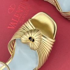 Valentino/华伦天奴26WF新品 露趾爱心编织底坡跟凉鞋 爱心露趾甜到心巴 编织坡跟厚底超显高 软弹脚感暴走也不 Valentino/华伦天奴26WF新品 露趾爱心编织底坡跟凉鞋 爱心露趾甜到心巴 编织坡跟厚底超显高 软弹脚感暴走也不