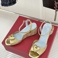 Valentino/华伦天奴26WF新品 露趾爱心编织底坡跟凉鞋 爱心露趾甜到心巴 编织坡跟厚底超显高 软弹脚感暴走也不 Valentino/华伦天奴26WF新品 露趾爱心编织底坡跟凉鞋 爱心露趾甜到心巴 编织坡跟厚底超显高 软弹脚感暴走也不