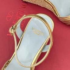 Valentino/华伦天奴26WF新品 露趾爱心编织底坡跟凉鞋 爱心露趾甜到心巴 编织坡跟厚底超显高 软弹脚感暴走也不 Valentino/华伦天奴26WF新品 露趾爱心编织底坡跟凉鞋 爱心露趾甜到心巴 编织坡跟厚底超显高 软弹脚感暴走也不