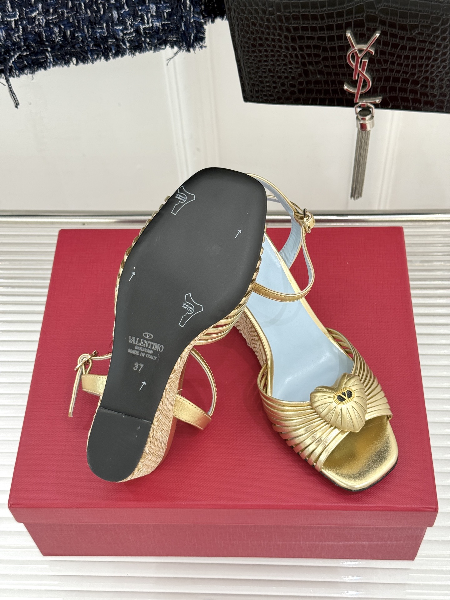 Valentino/华伦天奴26WF新品 露趾爱心编织底坡跟凉鞋 爱心露趾甜到心巴 编织坡跟厚底超显高 软弹脚感暴走也不 Valentino/华伦天奴26WF新品 露趾爱心编织底坡跟凉鞋 爱心露趾甜到心巴 编织坡跟厚底超显高 软弹脚感暴走也不