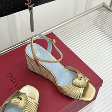 Valentino/华伦天奴26WF新品 露趾爱心编织底坡跟凉鞋 爱心露趾甜到心巴 编织坡跟厚底超显高 软弹脚感暴走也不 Valentino/华伦天奴26WF新品 露趾爱心编织底坡跟凉鞋 爱心露趾甜到心巴 编织坡跟厚底超显高 软弹脚感暴走也不