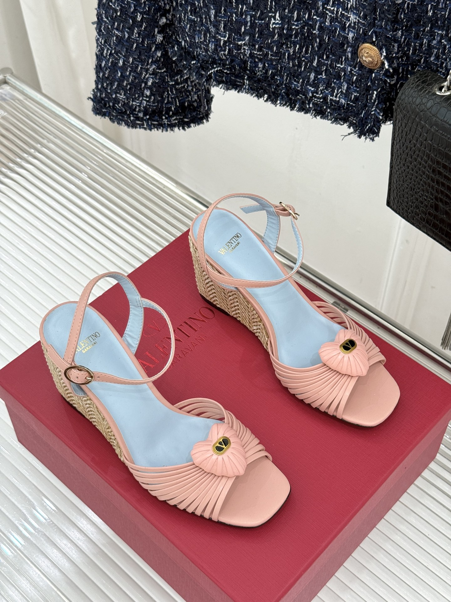 Valentino/华伦天奴26WF新品 露趾爱心编织底坡跟凉鞋 爱心露趾甜到心巴 编织坡跟厚底超显高 软弹脚感暴走也不 Valentino/华伦天奴26WF新品 露趾爱心编织底坡跟凉鞋 爱心露趾甜到心巴 编织坡跟厚底超显高 软弹脚感暴走也不