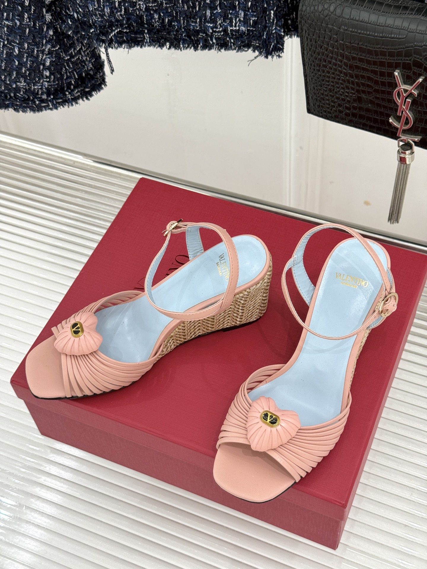 Valentino/华伦天奴26WF新品 露趾爱心编织底坡跟凉鞋 爱心露趾甜到心巴 编织坡跟厚底超显高 软弹脚感暴走也不 Valentino/华伦天奴26WF新品 露趾爱心编织底坡跟凉鞋 爱心露趾甜到心巴 编织坡跟厚底超显高 软弹脚感暴走也不