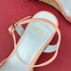 Valentino/华伦天奴26WF新品 露趾爱心编织底坡跟凉鞋 爱心露趾甜到心巴 编织坡跟厚底超显高 软弹脚感暴走也不 Valentino/华伦天奴26WF新品 露趾爱心编织底坡跟凉鞋 爱心露趾甜到心巴 编织坡跟厚底超显高 软弹脚感暴走也不