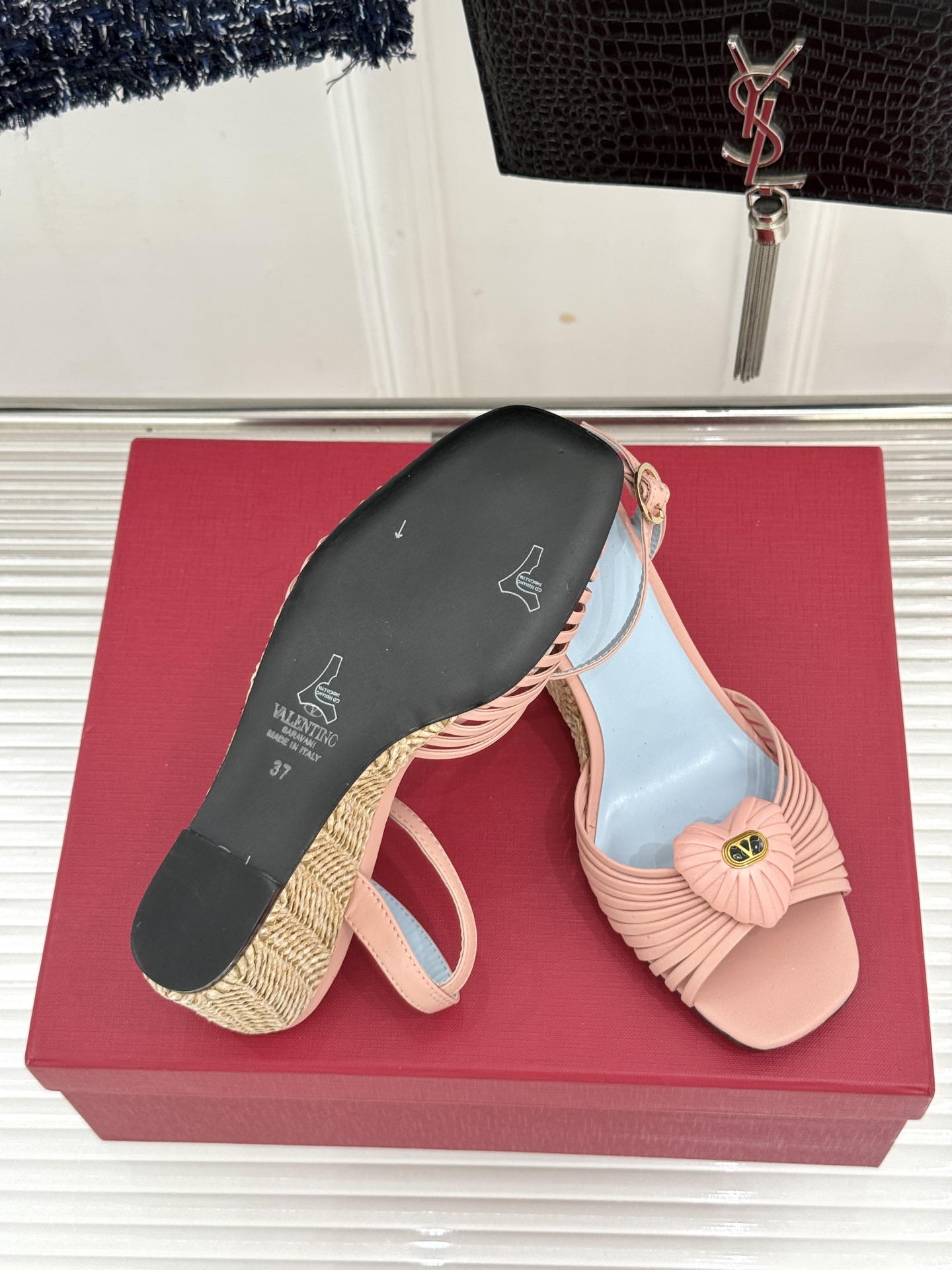 Valentino/华伦天奴26WF新品 露趾爱心编织底坡跟凉鞋 爱心露趾甜到心巴 编织坡跟厚底超显高 软弹脚感暴走也不 Valentino/华伦天奴26WF新品 露趾爱心编织底坡跟凉鞋 爱心露趾甜到心巴 编织坡跟厚底超显高 软弹脚感暴走也不
