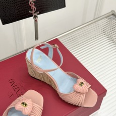 Valentino/华伦天奴26WF新品 露趾爱心编织底坡跟凉鞋 爱心露趾甜到心巴 编织坡跟厚底超显高 软弹脚感暴走也不 Valentino/华伦天奴26WF新品 露趾爱心编织底坡跟凉鞋 爱心露趾甜到心巴 编织坡跟厚底超显高 软弹脚感暴走也不